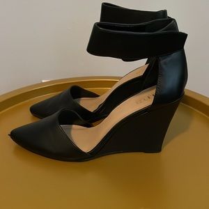 Black Wedge Ana shoe